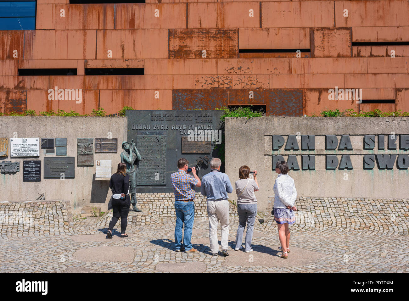 Die Besucher der europäischen Solidarität Zentrum an der Danziger Werft Studie die Mauer der Erinnerung gewidmet den Kampf für nationale Unabhängigkeit, Polen. Stockfoto
