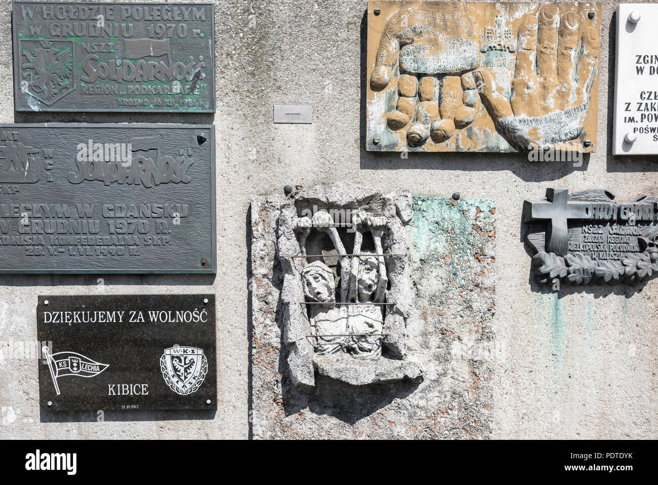 Detail der Mauer der Erinnerung gewidmet den Kampf für nationale Unabhängigkeit in der Nähe der Eingang in die europäische Solidarität Center in Danzig gelegen. Stockfoto