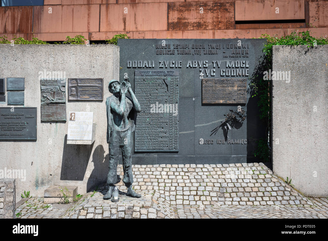 Detail der Mauer der Erinnerung gewidmet den Kampf für nationale Unabhängigkeit in der Nähe der Eingang in die europäische Solidarität Center in Danzig gelegen. Stockfoto
