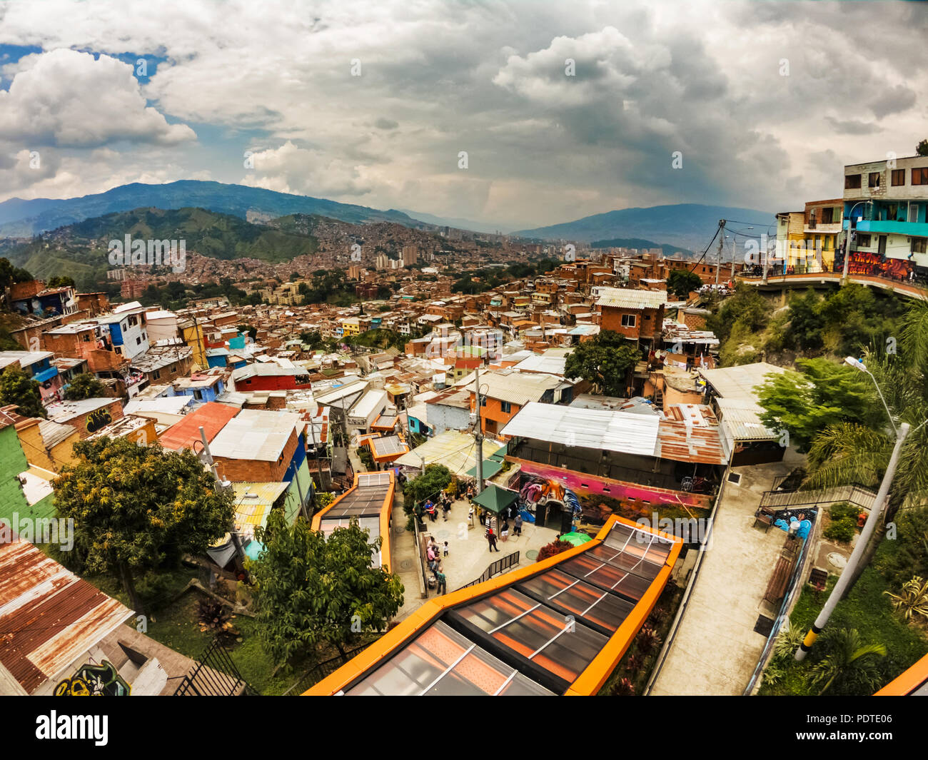 Rolltreppen und die Landschaft Blick über Comuna 13 die Viertel von Medellin, Kolumbien. Stockfoto