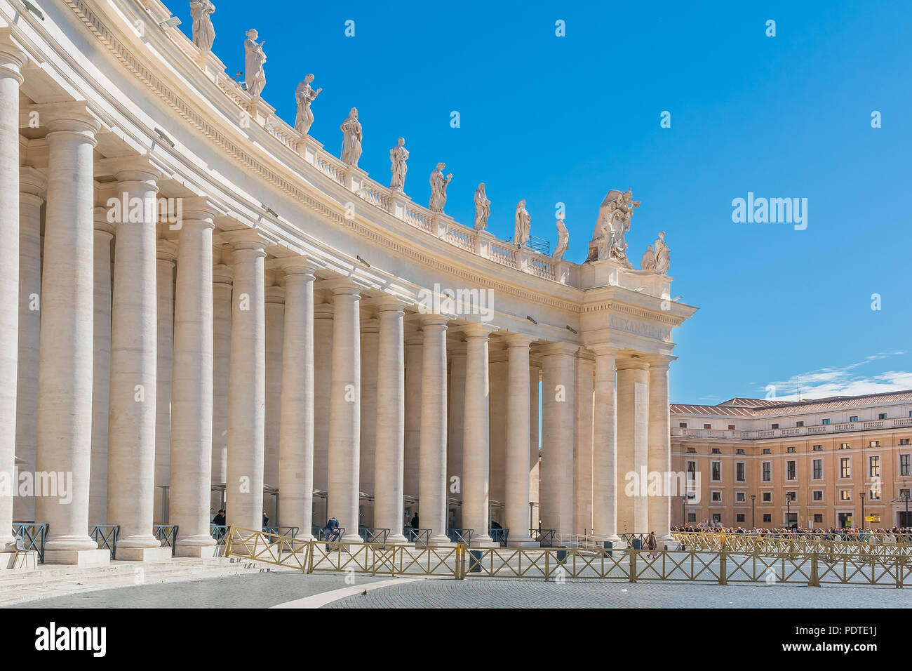 Vatikan Vatikan - Oktober 12, 2016: Berninis Kolonnaden auf Sankt Peter (San Pietro) Platz in der Vatikanstadt in Rom, Italien Stockfoto