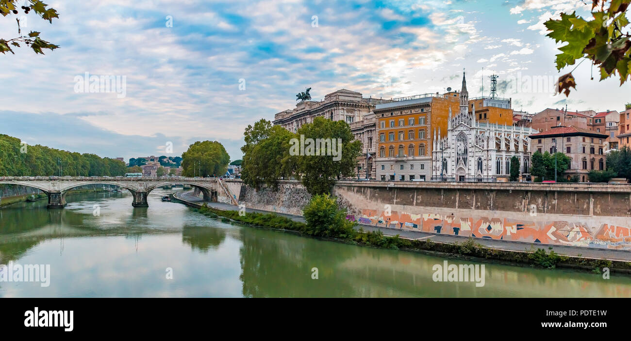 Panorama der Tiber in Rom, Italien, mit der Kirche des Heiligen Herzen Jesu in Prati und eine Brücke über den Fluss im Hintergrund Stockfoto