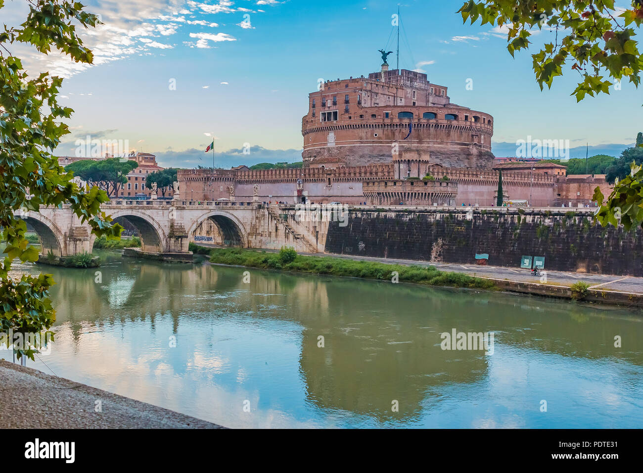 Blick auf die Ponte Sant'Angelo, Brücke der Engel und das Castel Sant'Angelo mit einer Reflexion in den Tiber in Rom, Italien Stockfoto