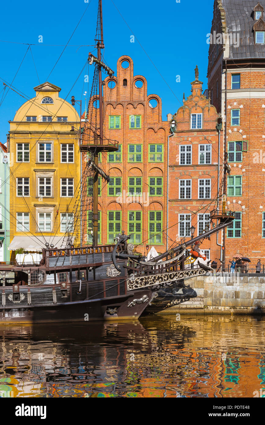 Danziger Altstadt, Blick im Sommer auf die malerische Altstadt am Wasser im Zentrum von Danzig, Pommern, Polen. Stockfoto