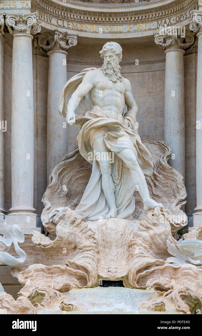 Detailansicht der Statue von Oceanus im Zentrum des berühmten barocken Trevi Brunnen (Fontana di Trevi) in Rom. Italien Stockfoto