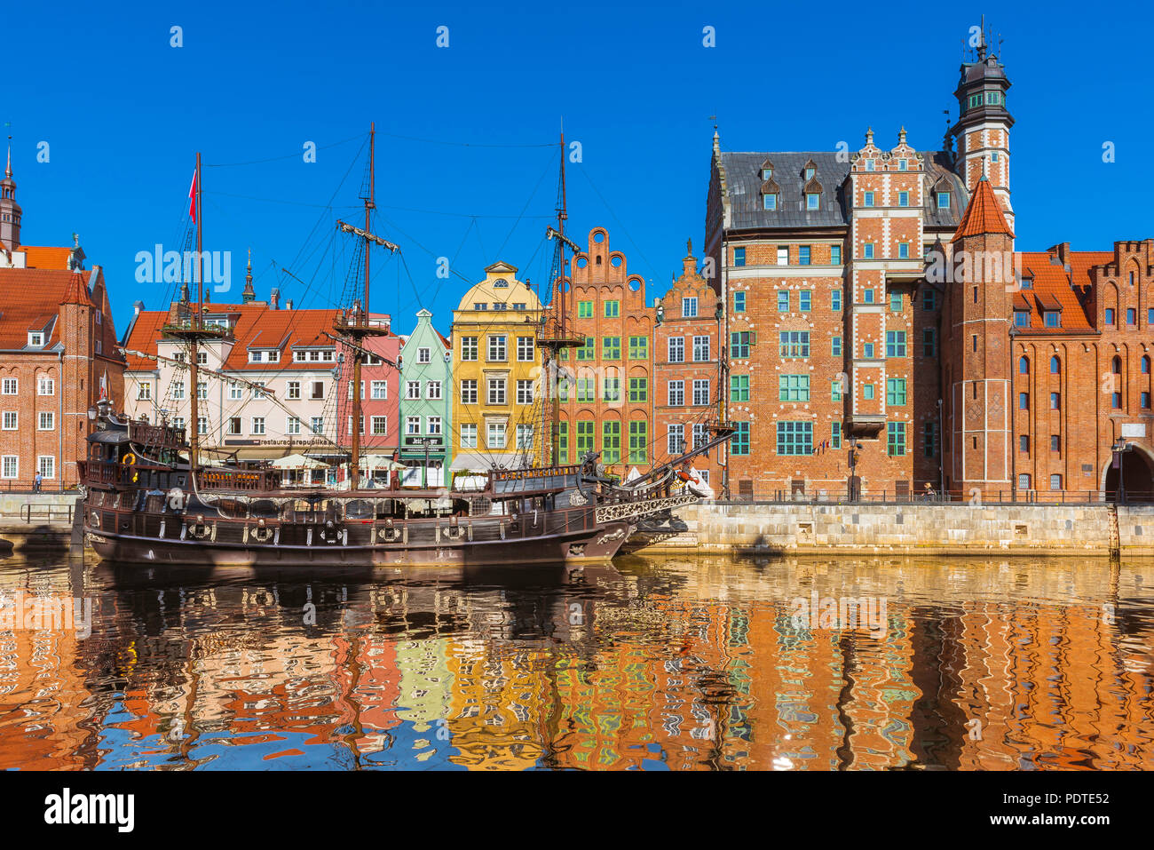Mittelalterliche Stadt Europa, Blick bei Sonnenaufgang auf die malerische Altstadt am Wasser im Zentrum von Danzig, Pommern, Polen. Stockfoto