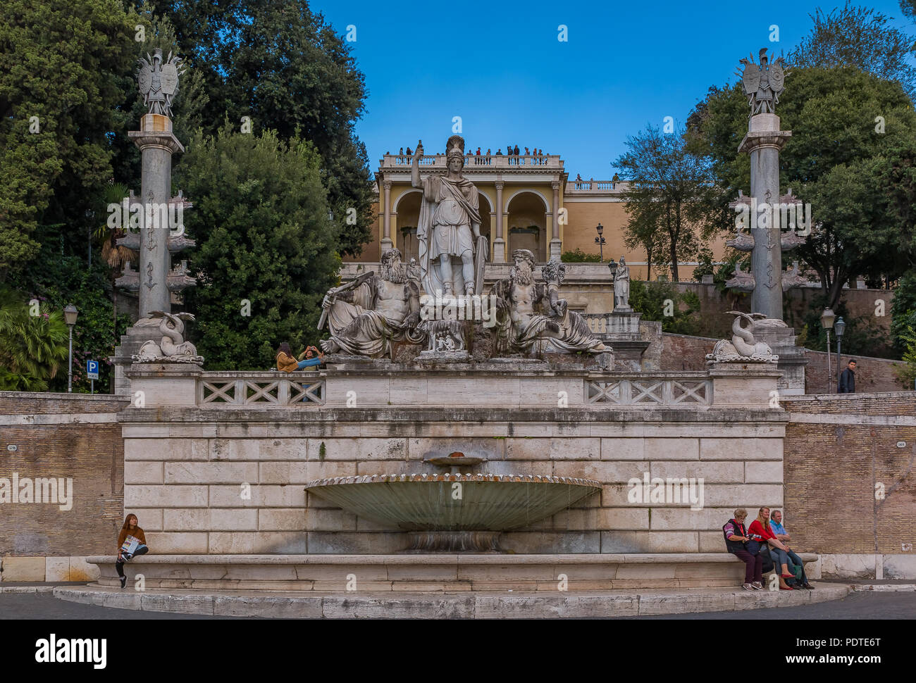 Rom, Italien, 10. Oktober 2016: Fontana della Dea di Roma, Brunnen der Göttin Roma zwischen dem Tiber und der Aniene, von Giovanni Ceccarini entfernt. Unten Stockfoto