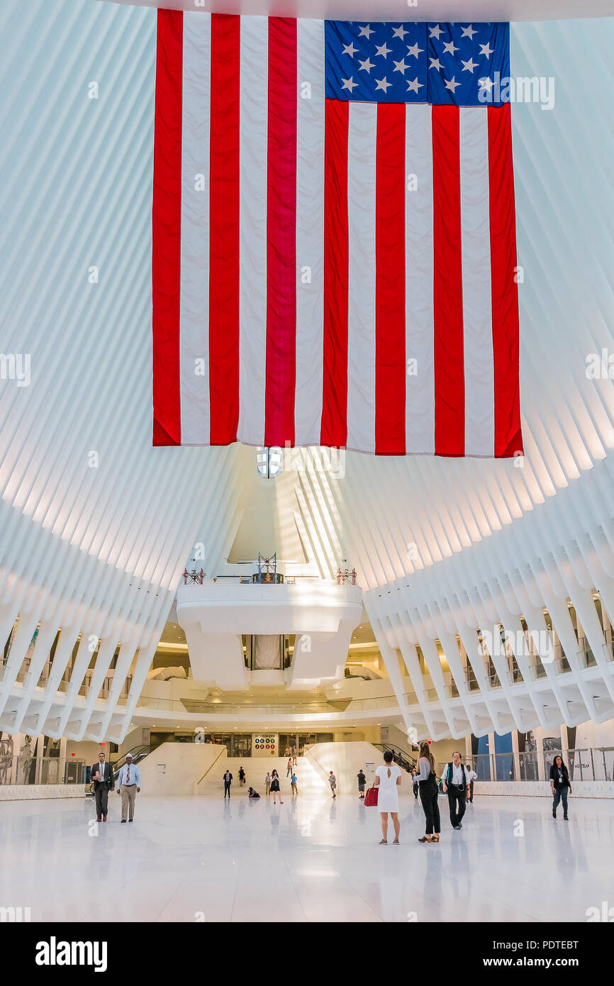 New York - 31. Mai 2016: Die Occulus ist ein Verkehrsknotenpunkt und Westfield Shopping Centre, von Santiago Calatrava als Teil des Welthandels Cent konzipiert Stockfoto