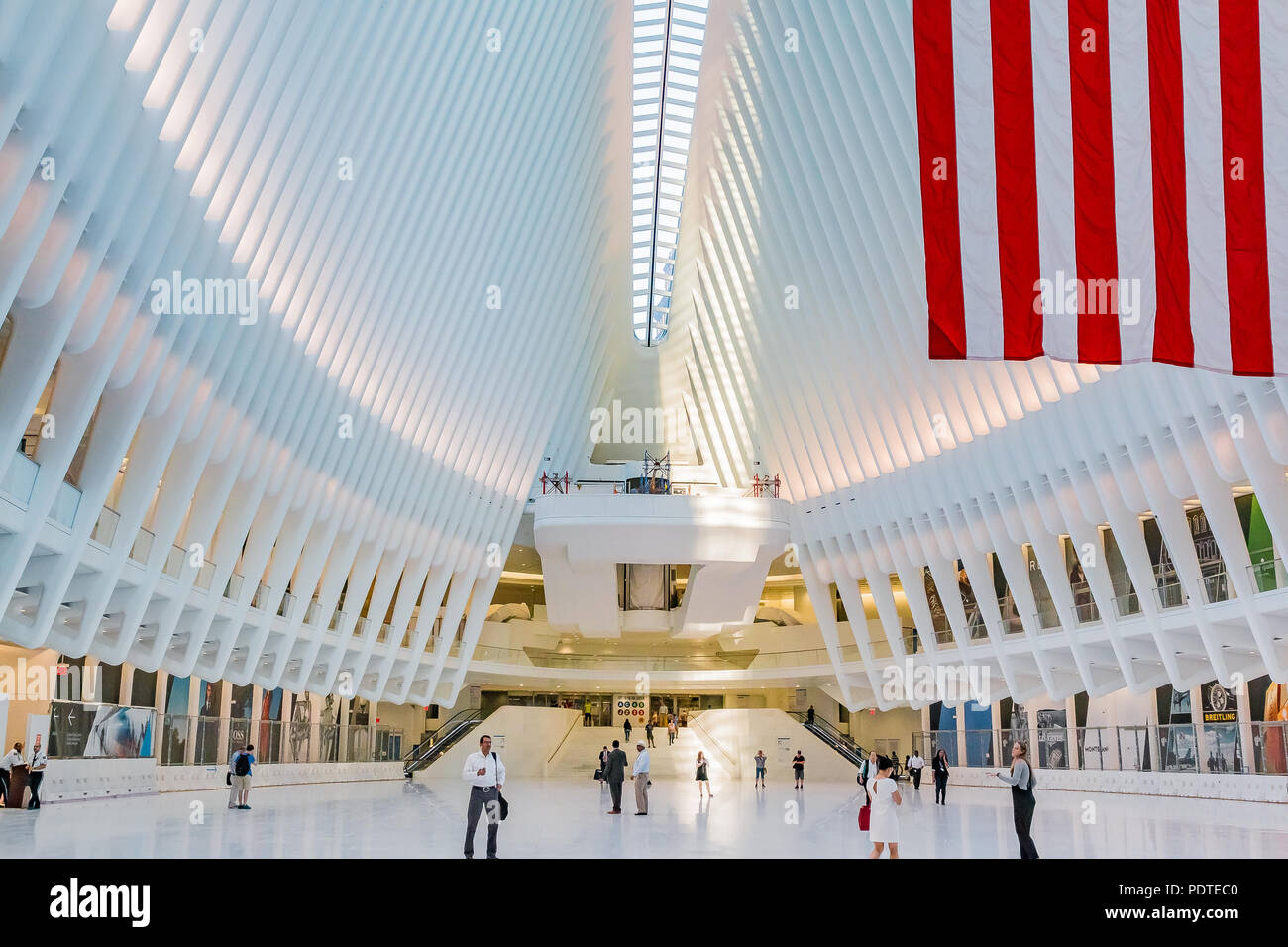 New York - 31. Mai 2016: Die Occulus ist ein Verkehrsknotenpunkt und Westfield Shopping Centre, von Santiago Calatrava als Teil des Welthandels Cent konzipiert Stockfoto