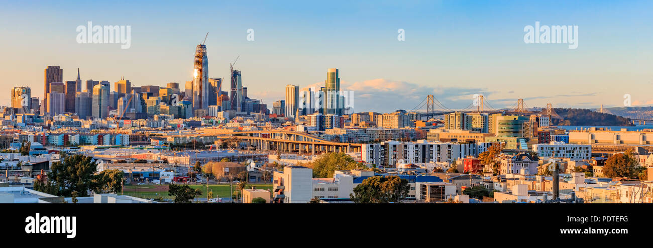 San Francisco, Kalifornien, USA - 8. April 2017: San Francisco Skyline Panorama bei Sonnenuntergang mit Bay Bridge und Neubau Stockfoto