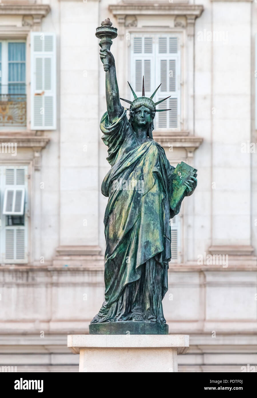 Bartholdi's New York Freiheitsstatue Replikat in Nizza Frankreich, installiert auf dem Quai des États-Unis, gegenüber der Oper von Nizza zum Gedenken an 100 Stockfoto