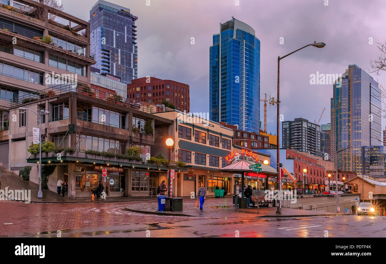 Seattle, Washington - 27. Februar 2017: Berühmte Pike Place Market Leuchtreklame und Seattle Waterfront skyline Panorama bei Sonnenuntergang Stockfoto