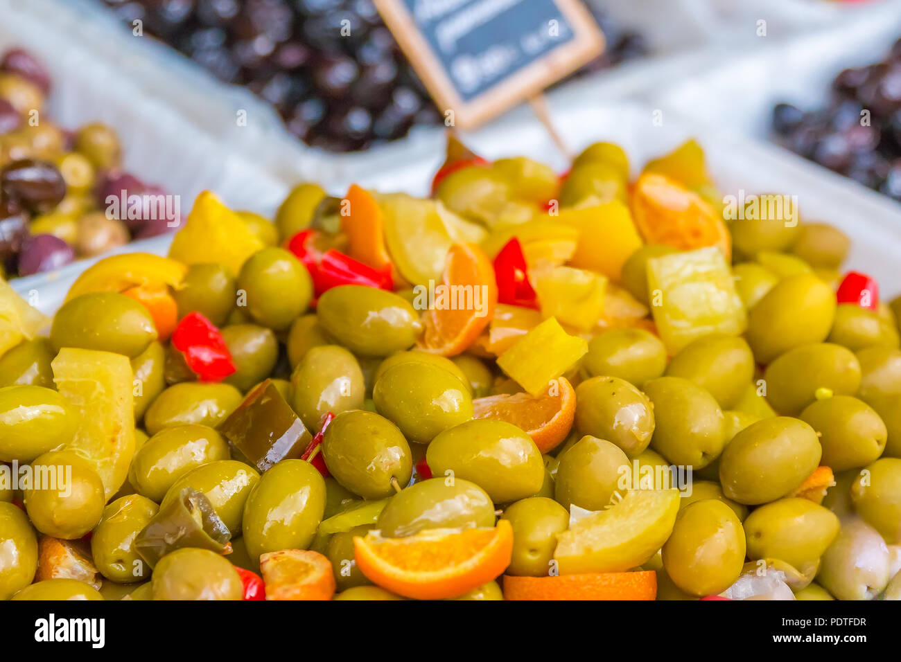 Marinierte Oliven mit Paprika und Orangenscheiben auf lokaler outdoor Farmers Market in Nizza, Frankreich Stockfoto