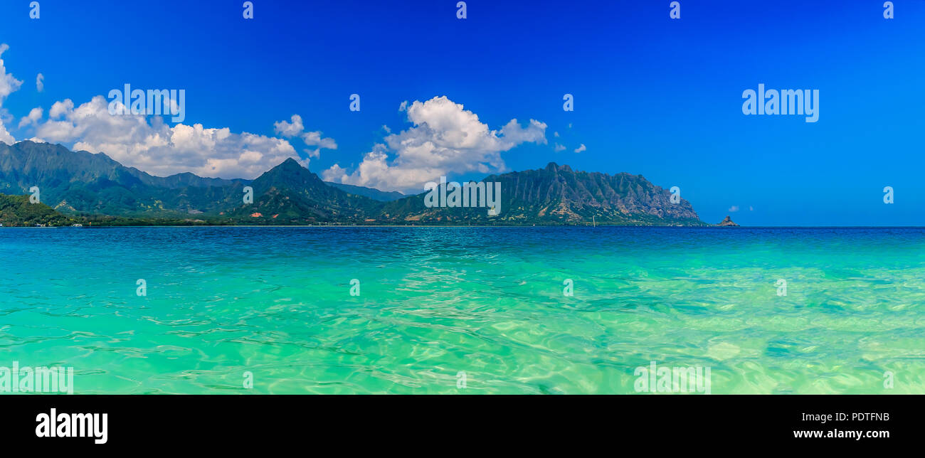 Panoramablick auf einer tropischen Lagune und üppigen Bergen im Vergleich mit dem Ozean in Oahu, Hawaii Stockfoto