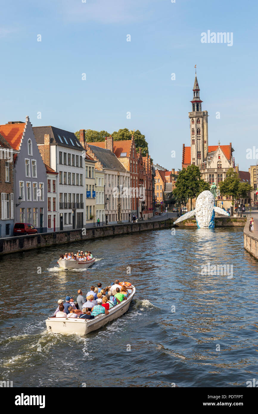 Touristen in einem Kanal tour Boot anzeigen Der Brügge Kunststoff Wal Skulptur von weggeworfenen Kunststoffbehälter und Abfälle aus dem Meer gewaschen, Stockfoto