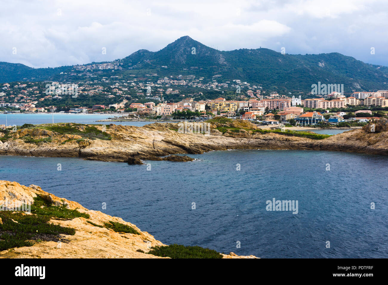 Anzeigen von Île de la Pietra (Insel Pietra) in Richtung L'Île-Rousse, Korsika, Frankreich Stockfoto