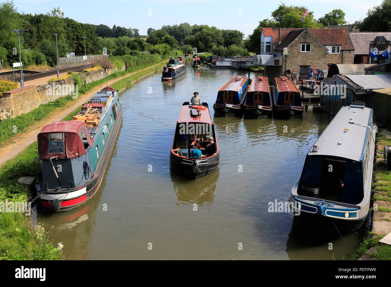 Narrowboats auf der Oxford Canal an heyford Wharf, untere Heyford Dorf, Bicester, Oxfordshire, England Stockfoto