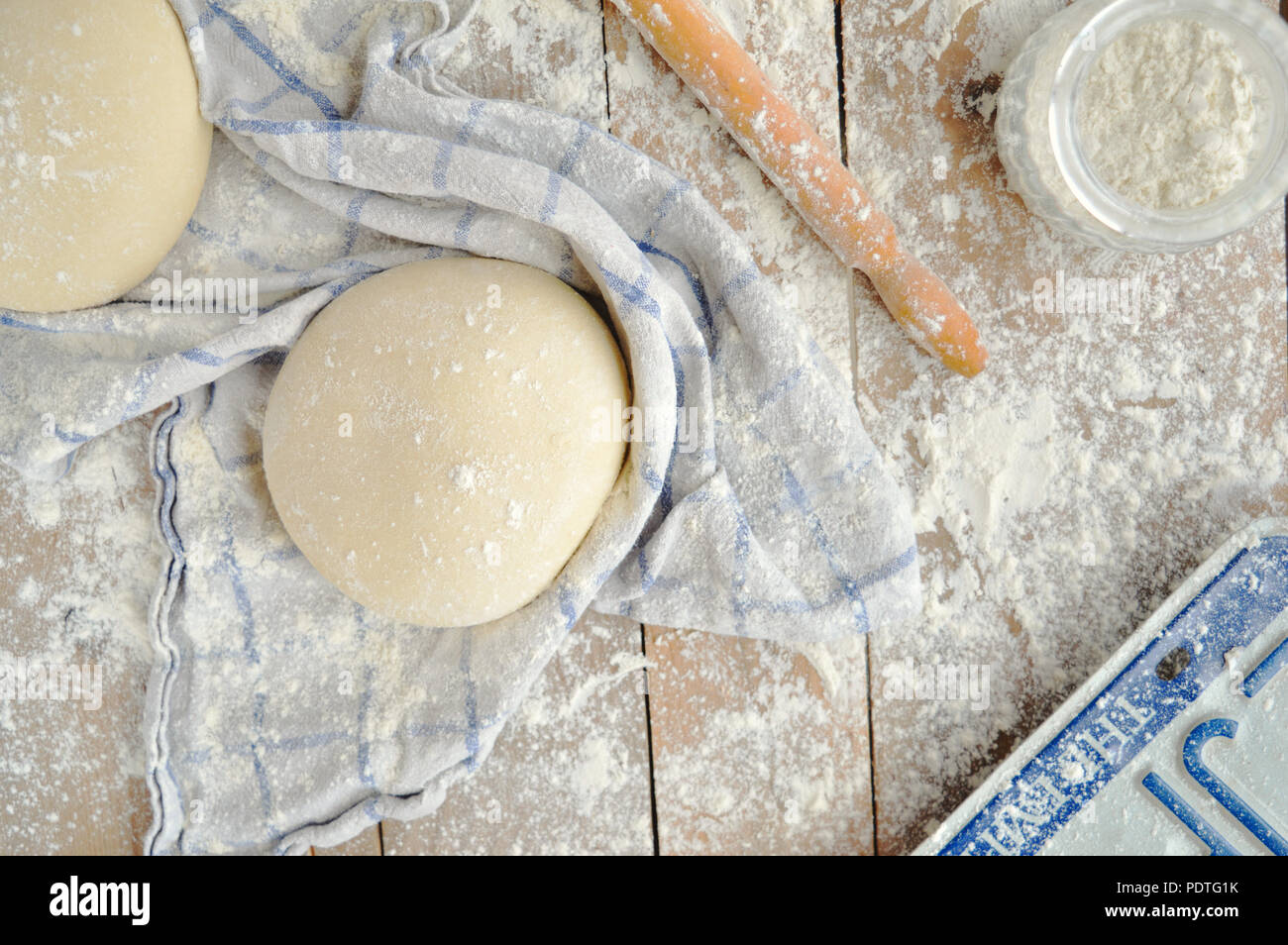 Pizza-Teig Stockfoto