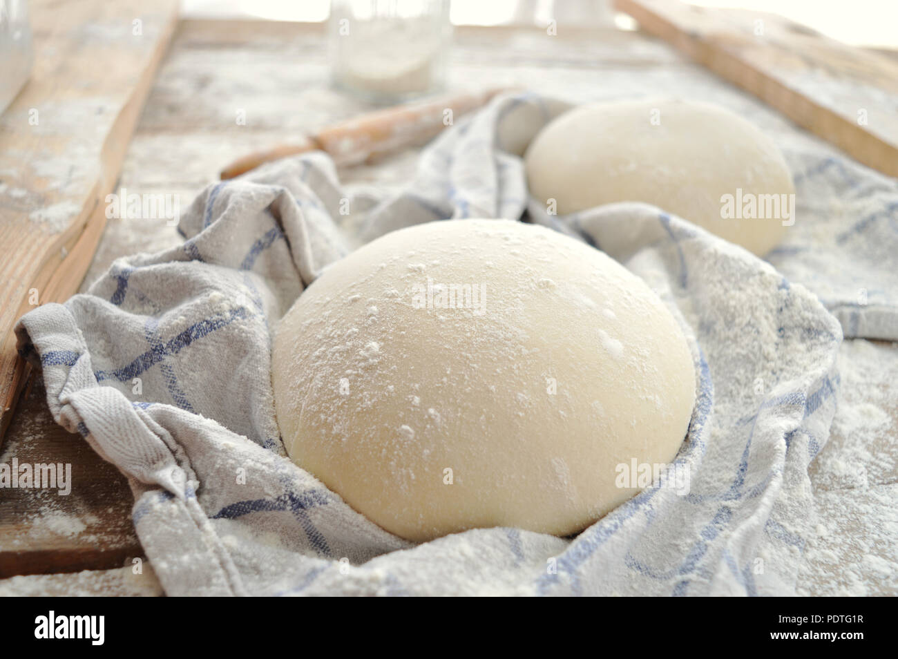 Pizza-Teig Stockfoto
