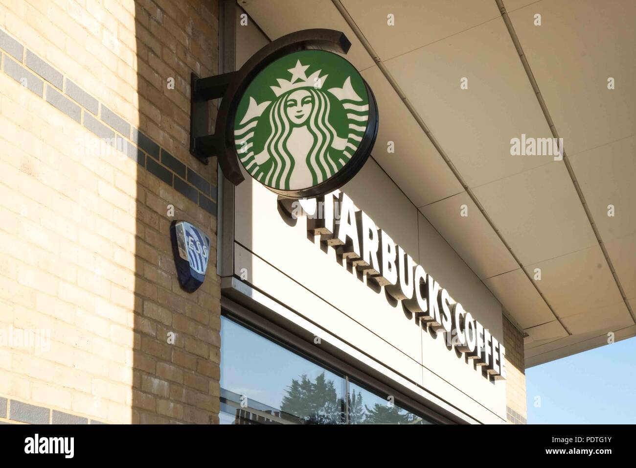 Starbucks signage außerhalb eines Store in London Stockfoto
