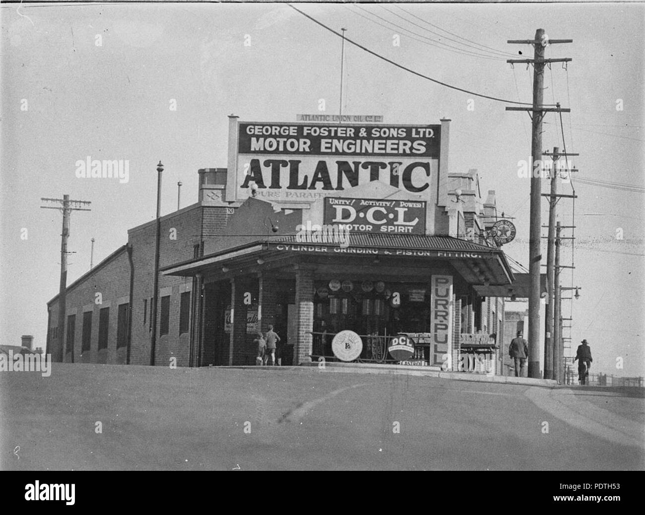 169 51350 SLNSW Schnurren ziehen Benzin reseller George Foster Söhne Garage Stockfoto