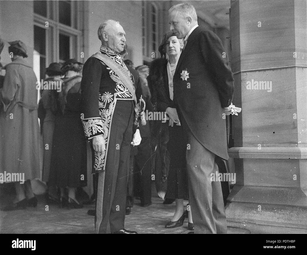 170 52317 SLNSW Sir Isaac Isaacs im Gespräch mit einem anderen Ritter Stockfoto