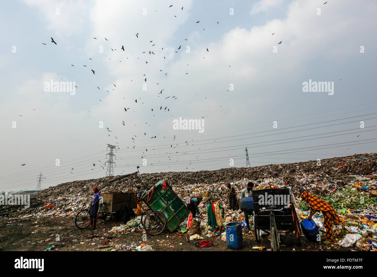 Matuail Müllkippe Yard in Dhaka, Bangladesh. Es erhielt 1500 Tonnen Abfall pro Tag und die Website ist jetzt eines der besten Beispiele für eine kontrollierte w Stockfoto