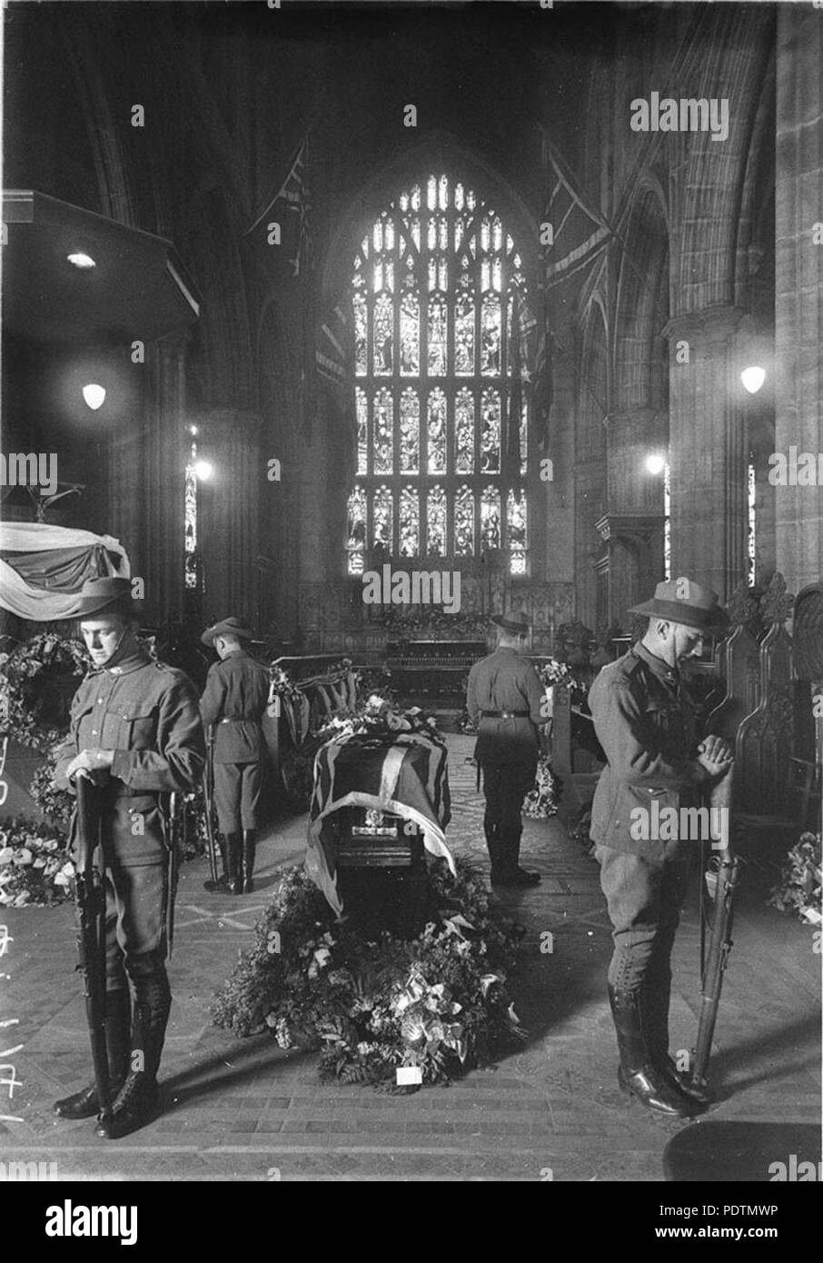 191 guardofhonor SLNSW 8581 Soldaten an der Beerdigung von Gouverneur Sir Walter Davidson in St Andrews Stockfoto