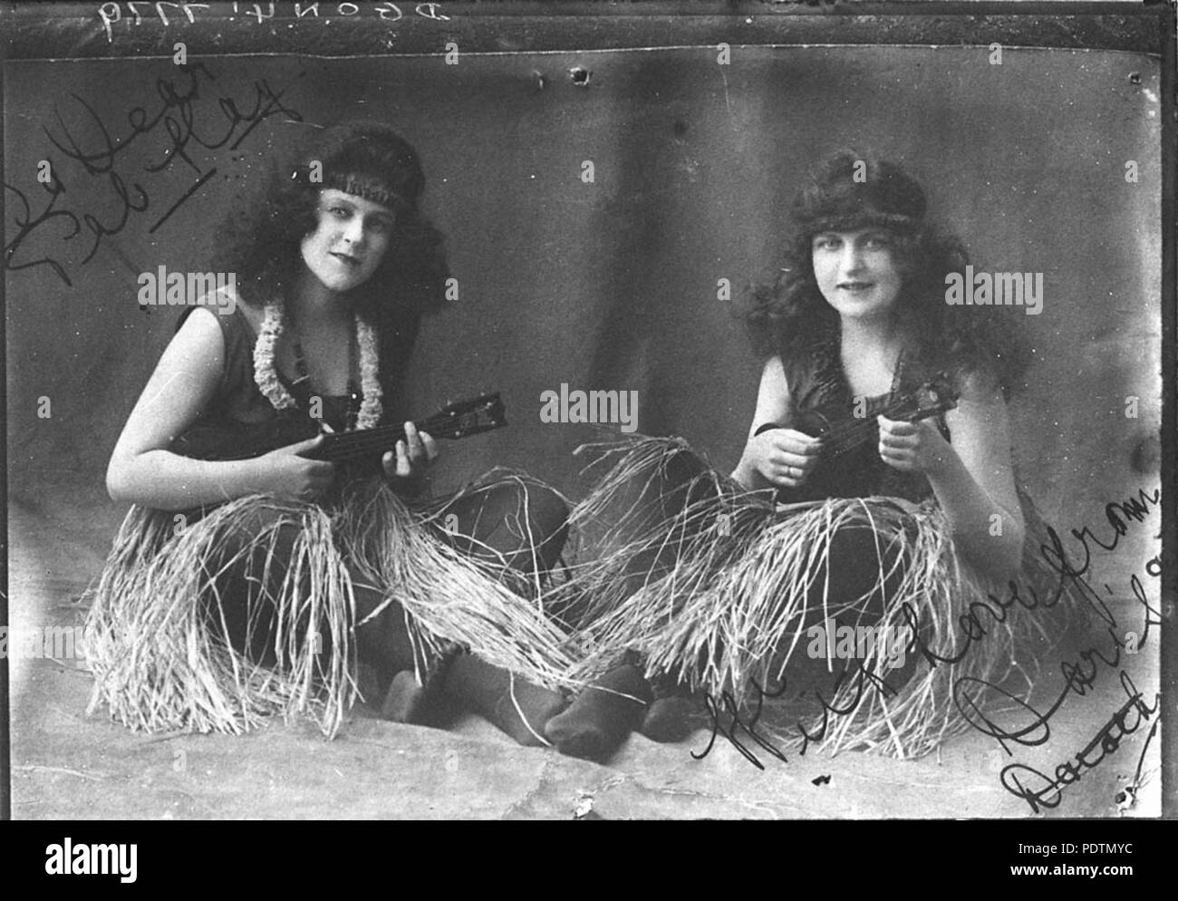 191 SLNSW8639 Grußkarte zwei Frauen in der hawaiischen Kleid mit ukeleles Nachricht mit Liebe von Doris Tochter Stockfoto