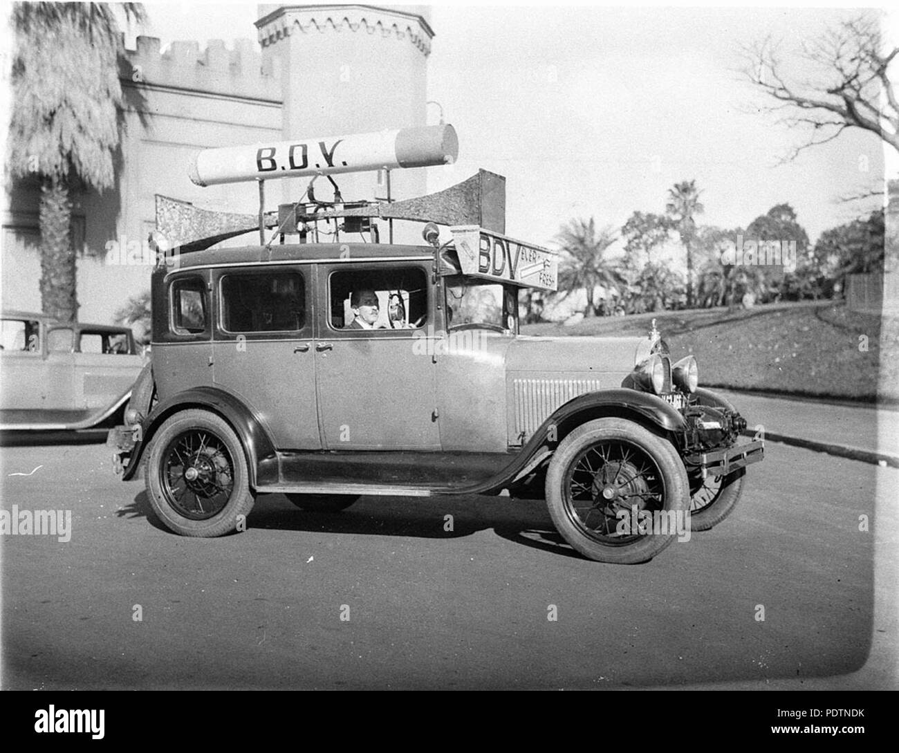 194 SLNSW 9742 Förderung Schwimmer für BDV sich durch die bewährte "ever fresh Zigaretten auf einer 1933 Neue Schönheit vier Zylinder Ford Sedan Stockfoto