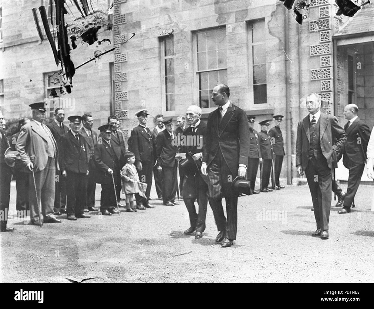 194 SLNSW 9796 Herzog von Gloucester trifft verletzten WW ICH Soldaten im Prince of Wales Krankenhaus mit ehemaligen Premierminister Billy Hughes auf der linken Seite Stockfoto