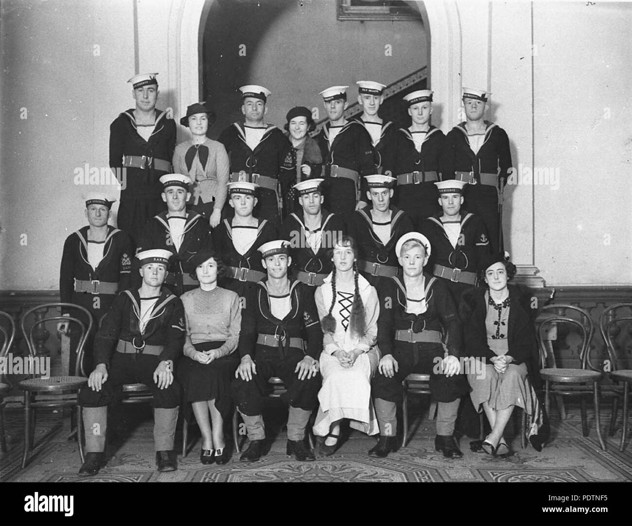 194 SLNSW 9898 im RAN-Navy Reserve Gruppe mit fünf Frauen Stockfoto