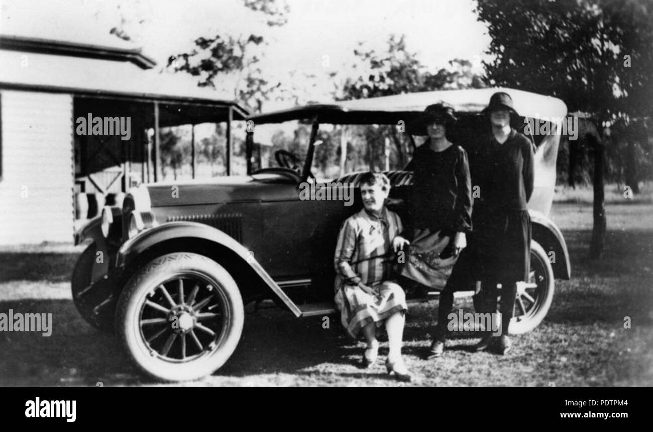 199 StateLibQld 1 101736 Drei Frauen posiert vor einem Kraftfahrzeug, Tirroan, Ca. 1925 Stockfoto