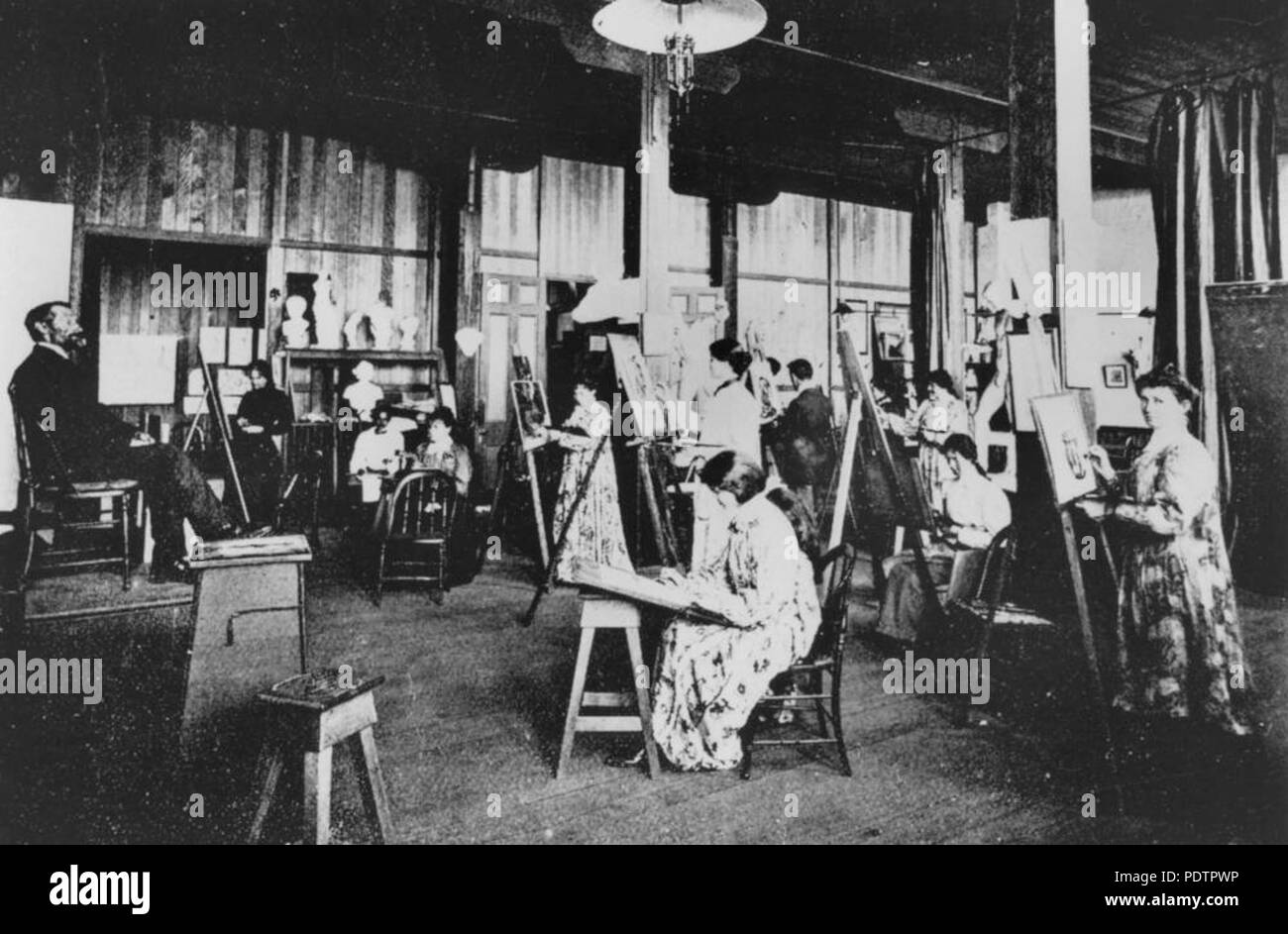 200 StateLibQld 1 102732 Kunst Studenten in einem malkurs an der Technischen Hochschule in Brisbane, Ca. 1900 Stockfoto