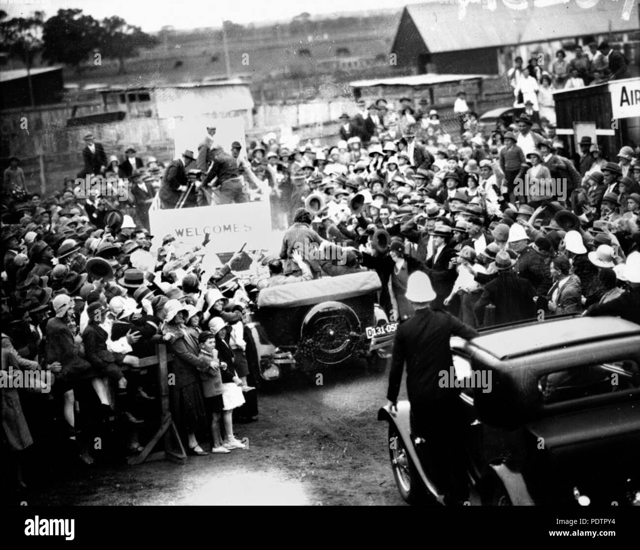 200 StateLibQld 1 102932 Menschenmassen grüße British aviator Amy Johnson bei ihrer Ankunft in Brisbane am 29. Mai 1930 Stockfoto