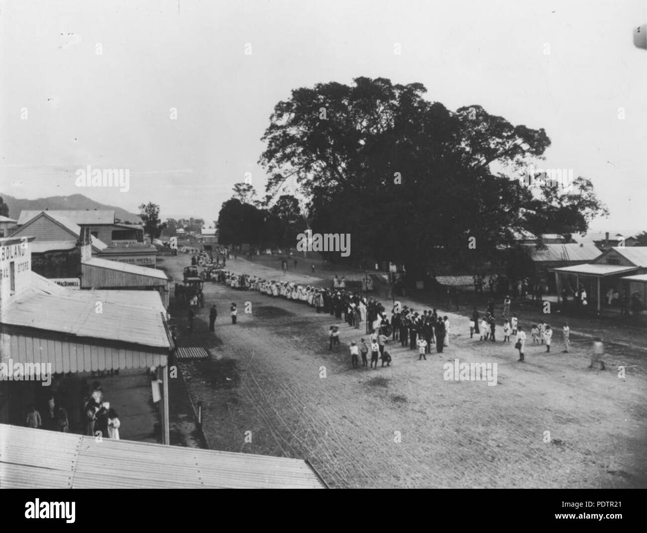 200 StateLibQld 1 103403 langen Prozession auf Abbott Street, Cairns, 1897 Stockfoto