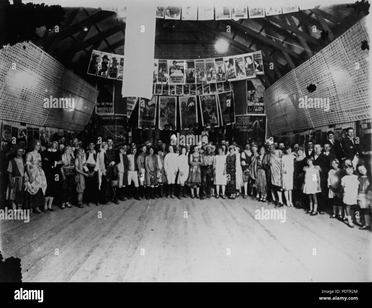 200 StateLibQld 1 103500 Movie Posters schmücken das Palace Theatre, Cairns, für eine Fancy Dress ball eingerichtet, Ca. 1927 Stockfoto