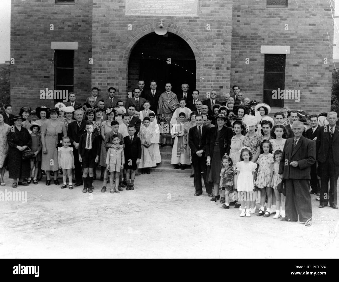 200 StateLibQld 1 103534 Gemeinde St. Theodores Griechisch-orthodoxen Kirche in Townsville, 1947 Stockfoto