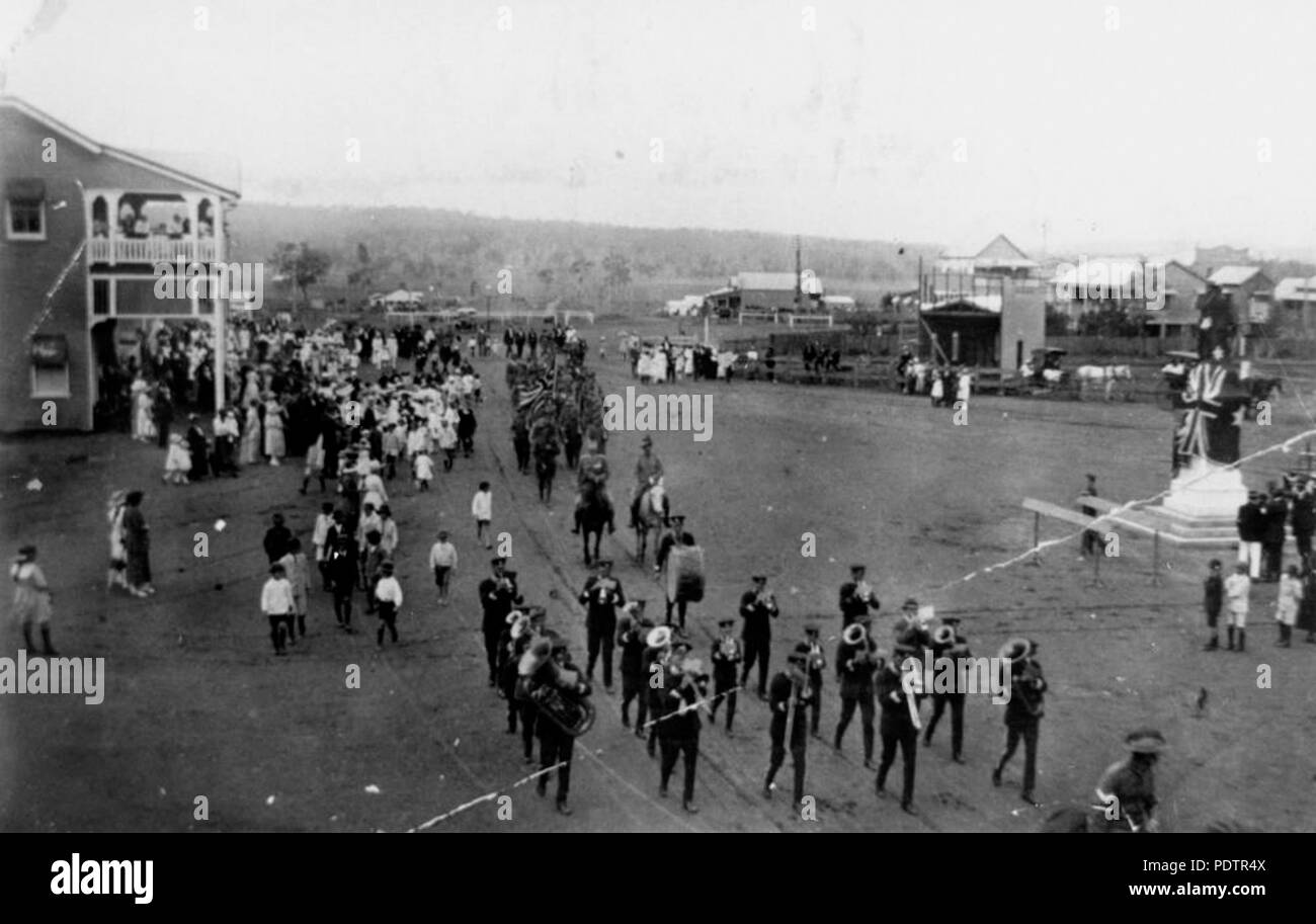 201 StateLibQld 1 103826 die Enthüllung der Murgon Kriegerdenkmal am Anzac Day, 1920 Stockfoto