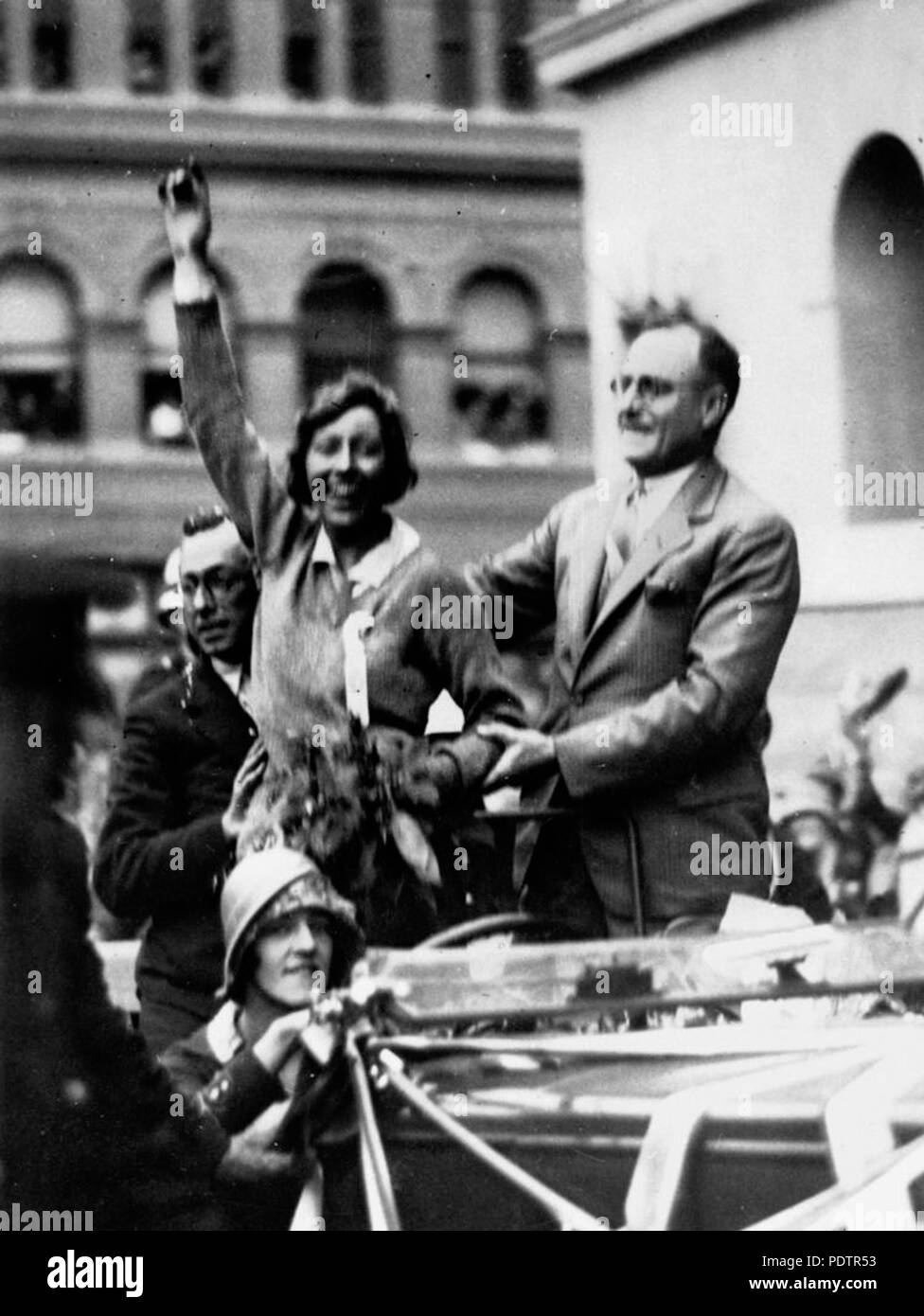 201 StateLibQld 1 103865 Amy Johnson kommt im Rathaus zu einem rauschenden Empfang, Brisbane, Mai 1930 Stockfoto
