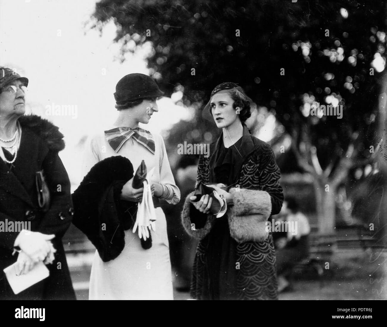 201 StateLibQld 1 104136 Esma Quinn und Gwen Johnson an den Rennstrecken Doomben Rennen, Brisbane, 29. Juli 1933 Stockfoto