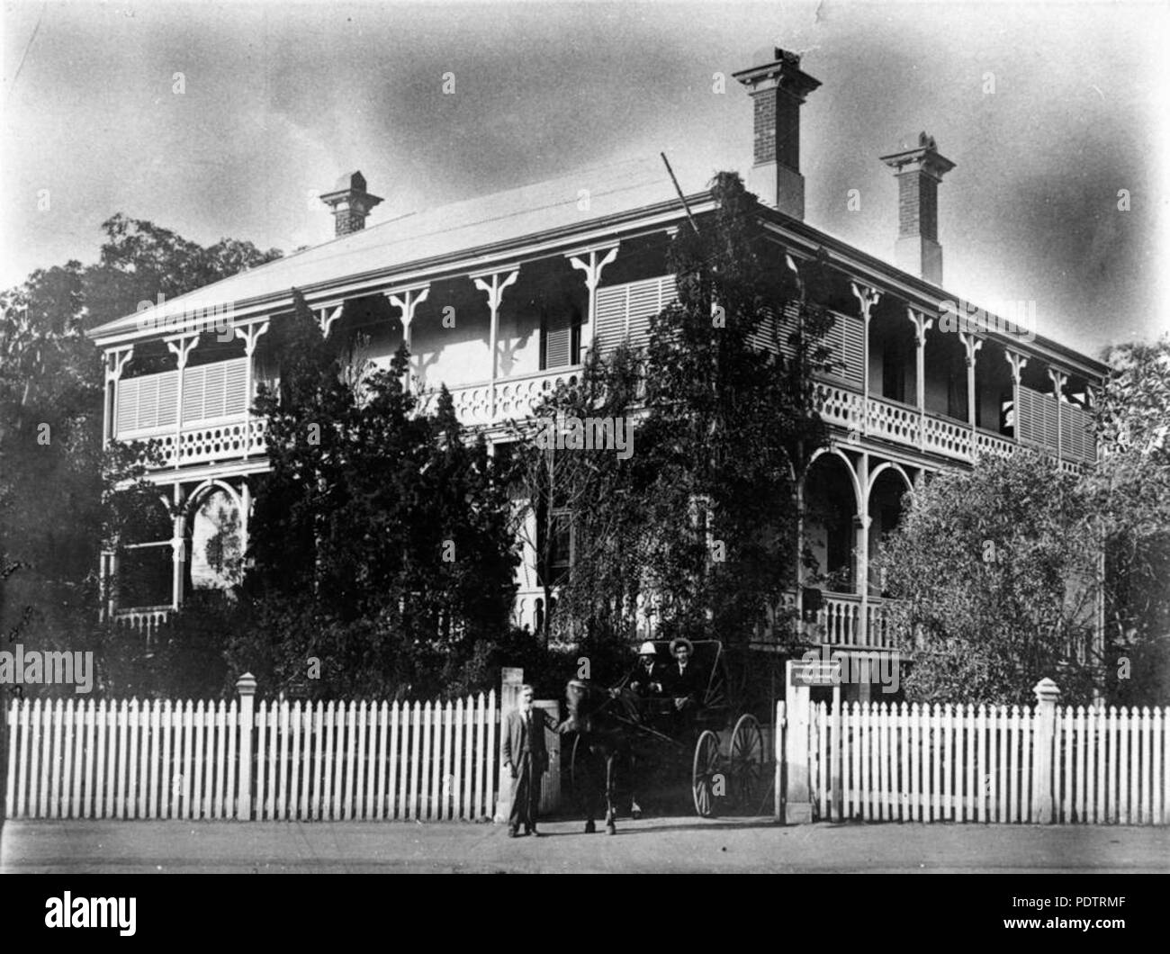 203 StateLibQld 1 107692 Trainer an, um die Eingabe zu den Brisbane Residence, Aubigny, Ca. 1904 Stockfoto