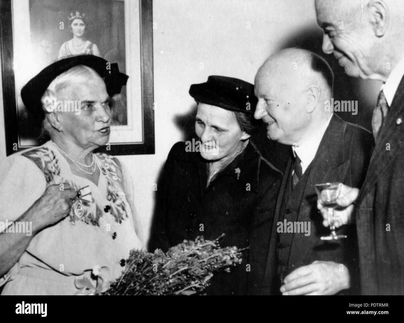 203 StateLibQld 1 107724 Matrone Sadie MacDonald mit ihrem Florence Nightingale Medaille Stockfoto