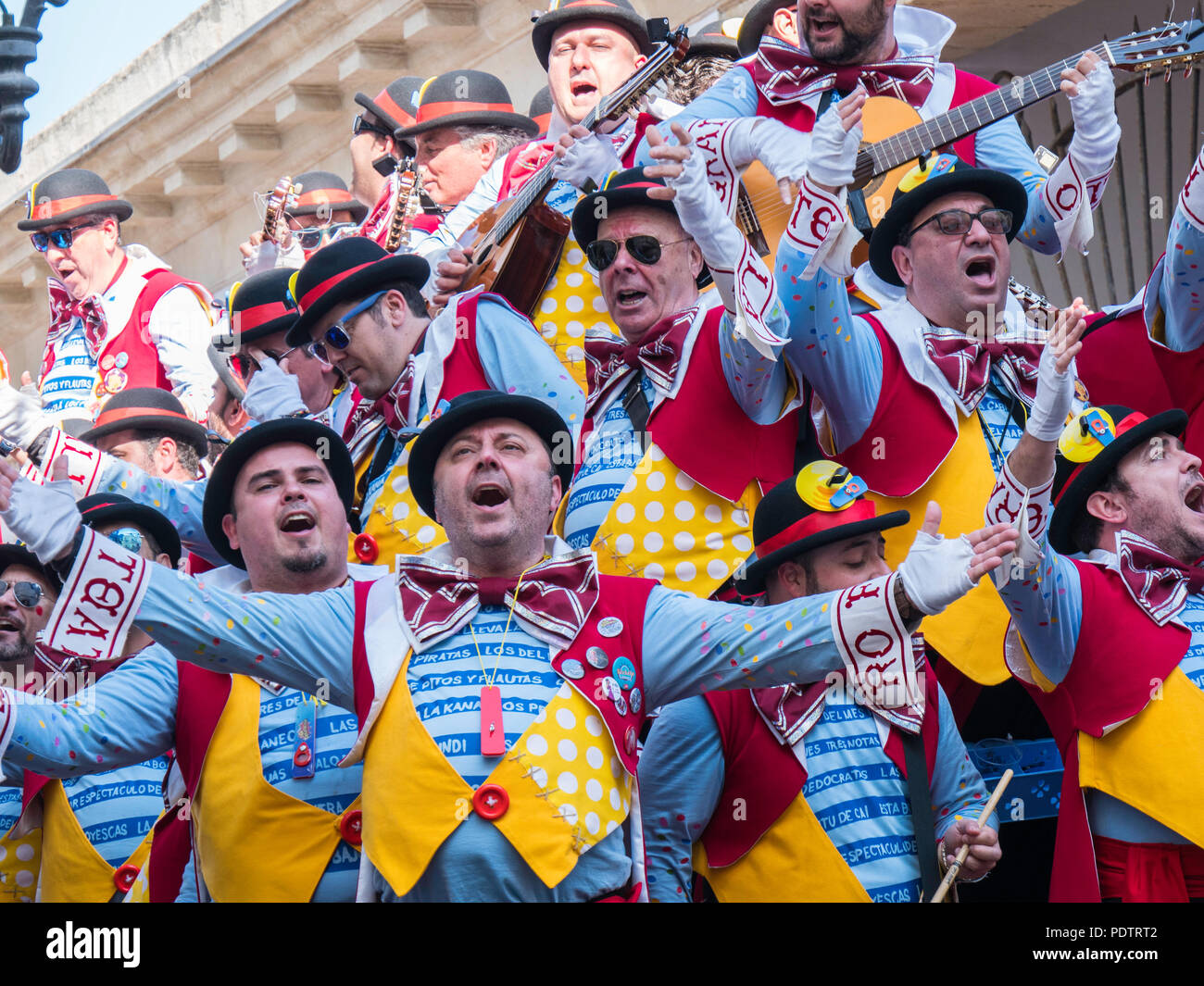 Cadiz, Spanien - Feb 19, 2018: Einheimische verkleidet Cadiz Karneval zu feiern. Stockfoto