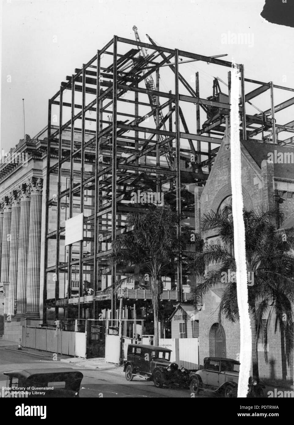 204 StateLibQld 1 108520 Gerüstbau umgebende Schale Haus im Bau in der Ann Street, Brisbane Stockfoto