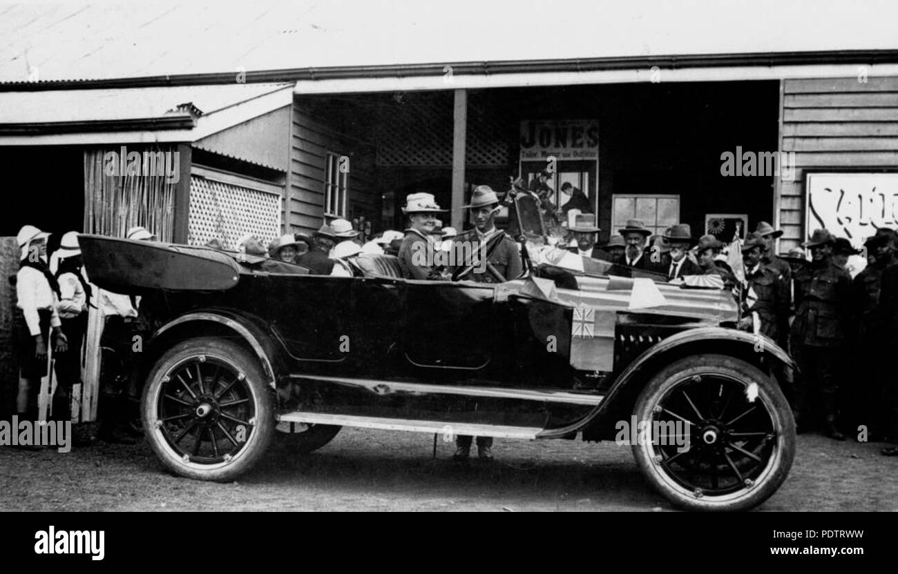 204 StateLibQld 1 108600 Ankunft von Frau Wheeler an der Schule Denkmal enthüllen bei Springsure, Ca. 1920 Stockfoto