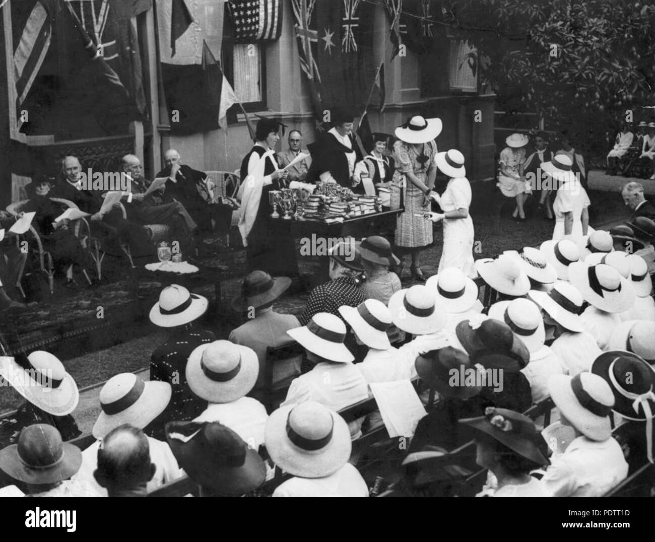 204 StateLibQld 1 109220 Margaret Wilson preise Präsentation vor Brisbane Mädchen, Gymnasiasten, 1933 Stockfoto