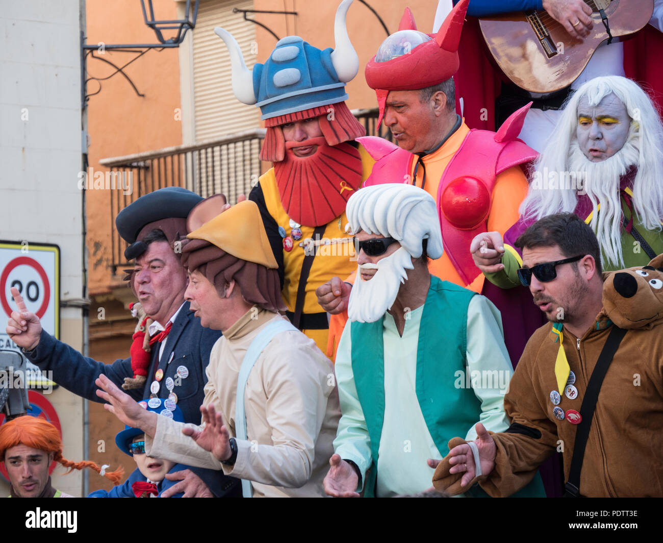 Cadiz, Spanien - Feb 19, 2018: Einheimische verkleidet Cadiz Karneval zu feiern. Stockfoto