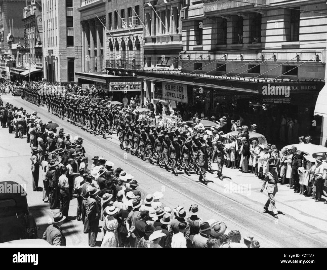 205 StateLibQld 1 110820 Armee Prozession in der Queen Street, Brisbane, Ca. 1939 Stockfoto