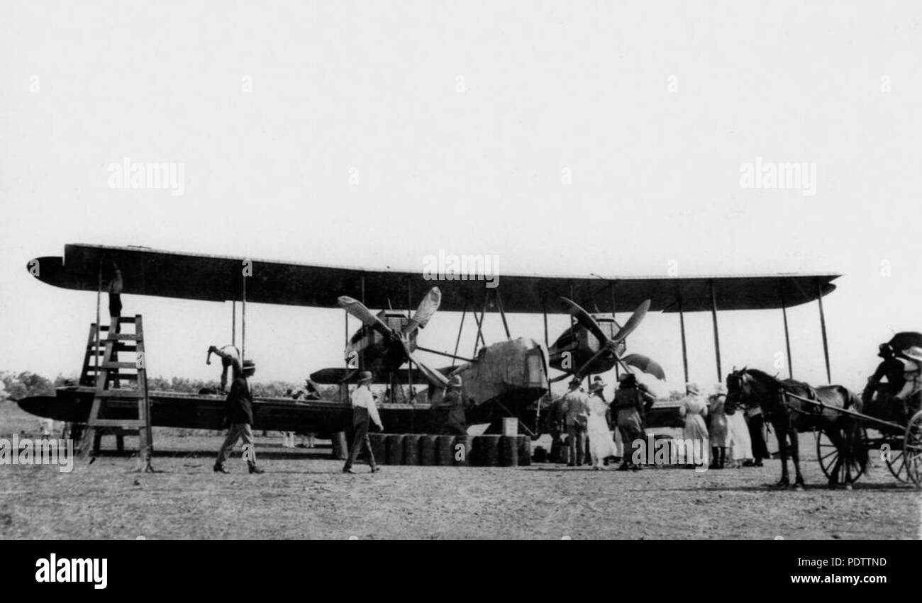 206 StateLibQld 1 112288 frühen Vickers Vimy Doppeldecker, nächsten Tanks am Flugplatz zu Kraftstoff, 1919 Stockfoto
